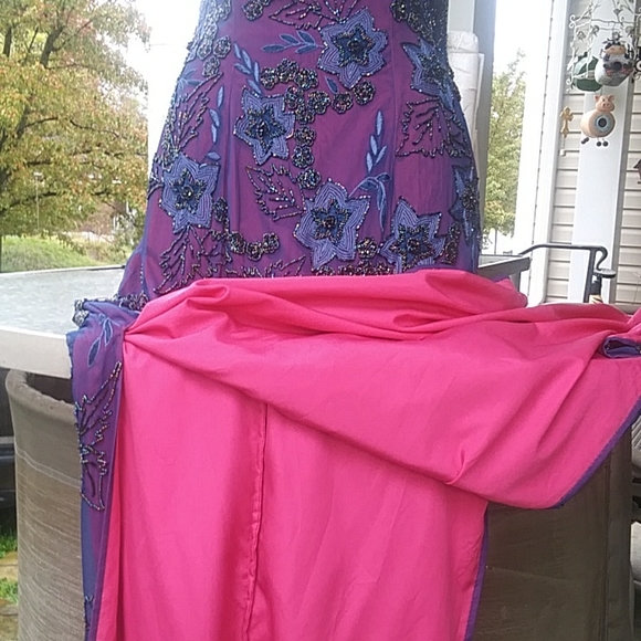 Stunning! Cache full length, blue beaded,sheer gown, with hot pink lining.Sz.2-4 - Picture 9 of 9